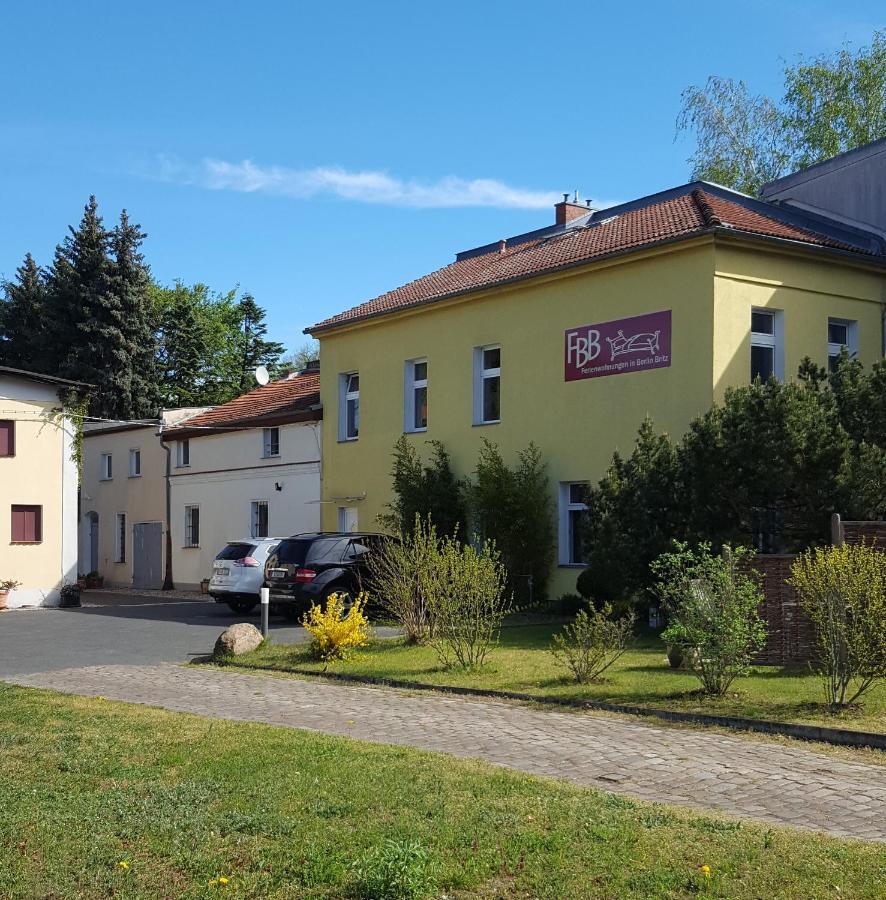 Möbelierte 2 Zim. WE 2-5 Schlafplätze 43m², m. Garten u. Parkpl. Zentr. Bus vor der Tür Berlin Exterior foto