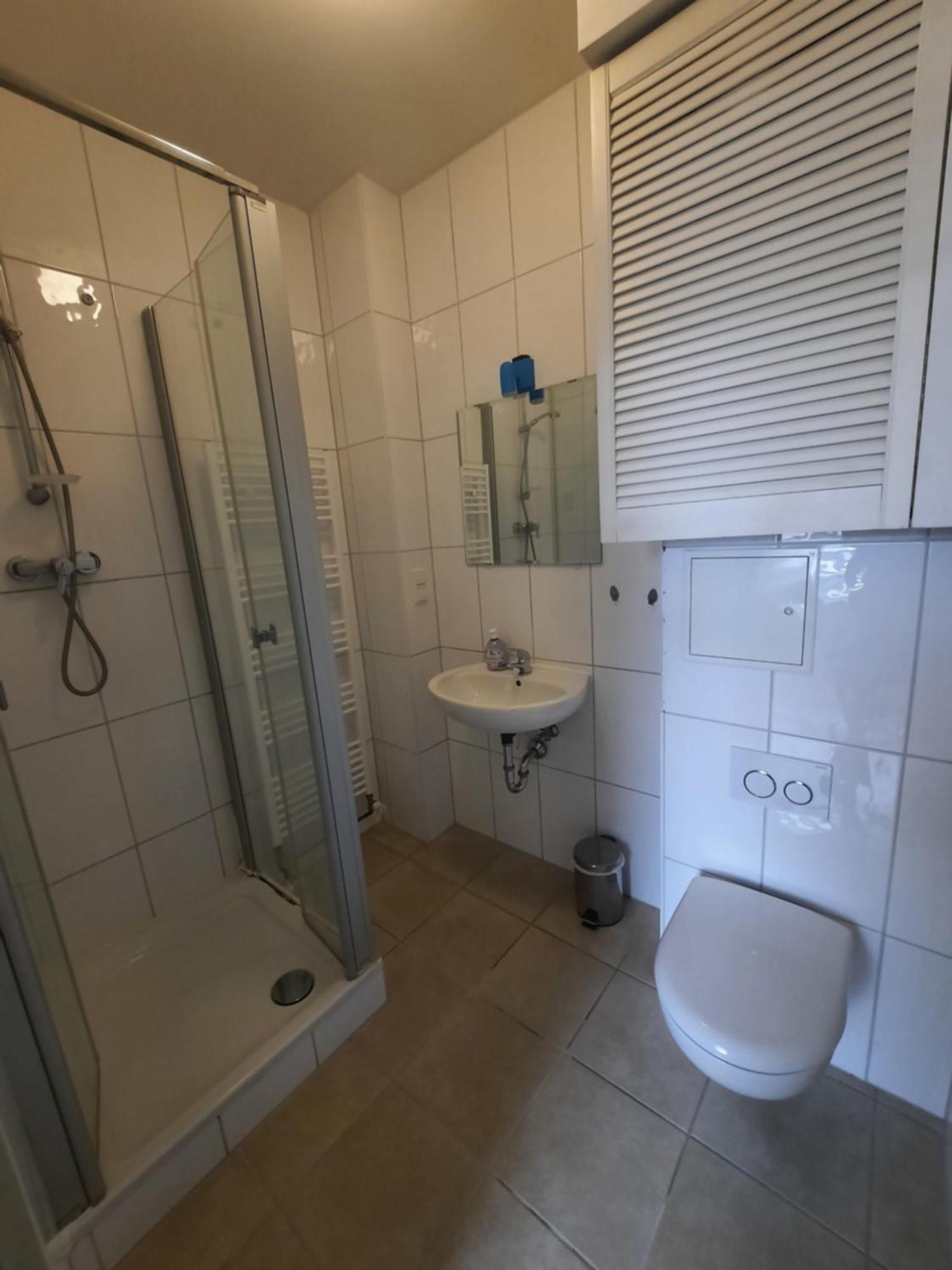 Möbelierte 2 Zim. WE 2-5 Schlafplätze 43m², m. Garten u. Parkpl. Zentr. Bus vor der Tür Berlin Exterior foto